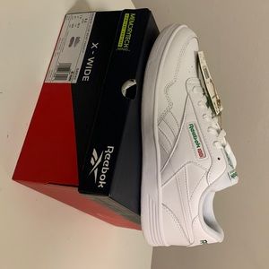 Reebok 

Color — White/ Glen Green 

Upper material — Leather 

Size — 8.5